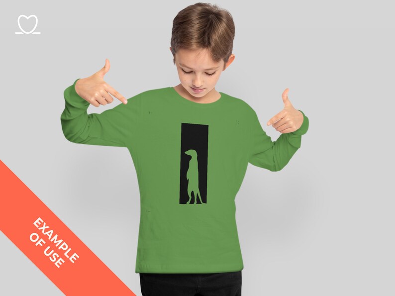 Może przedstawiać: Zielony T-shirt z długim rękawem z czarną sylwetką surykatki stojącej w drzwiach.