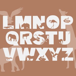 Może przedstawiać: Białe litery alfabetu od L do Z z sylwetkami zwierząt wewnątrz każdej litery. Tło jest jasnobrązowe.