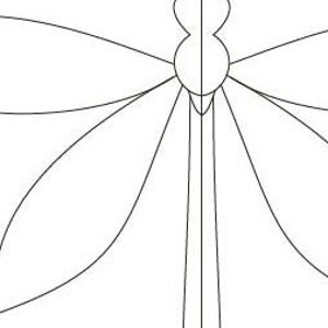 Puede incluir: Un dibujo en blanco y negro de una libélula con seis alas. La libélula es simétrica y tiene un cuerpo largo y delgado.