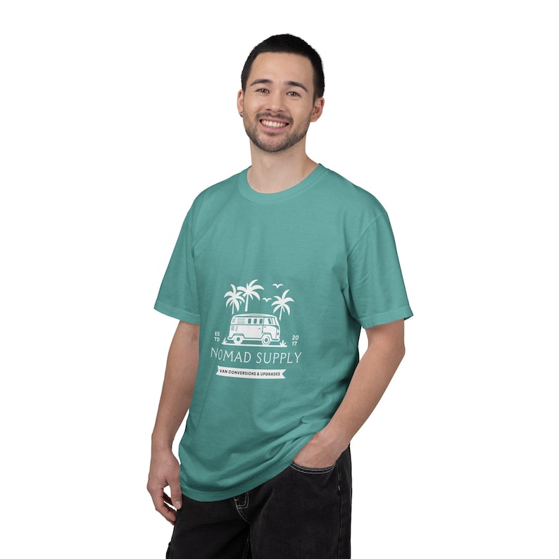 Nomad Supply Surf Van-T-shirt | Vintage Camper T-shirt met palmboom afbeelding 1