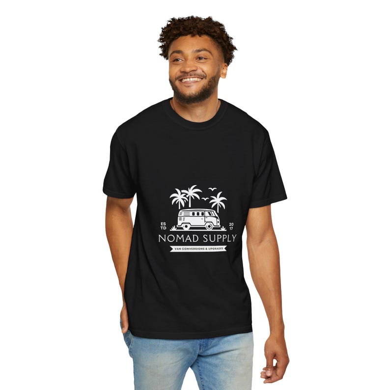 Nomad Supply Surf Van-T-shirt | Vintage Camper T-shirt met palmboom afbeelding 3
