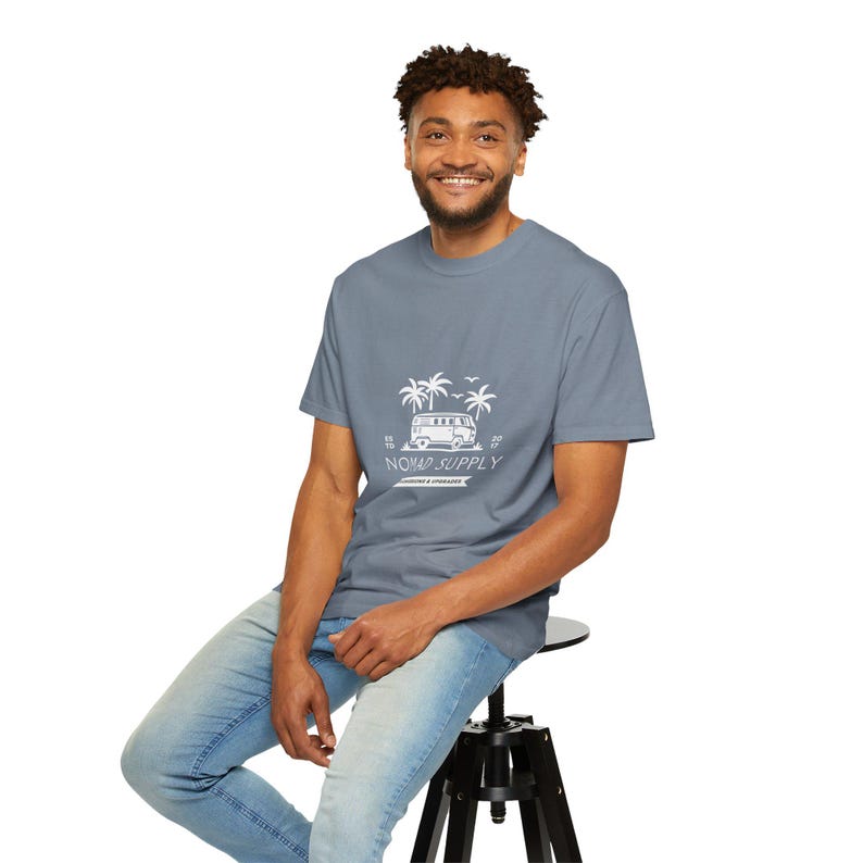 Nomad Supply Surf Van-T-shirt | Vintage Camper T-shirt met palmboom afbeelding 4