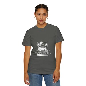 Nomad Supply Surf Van-T-shirt | Vintage Camper T-shirt met palmboom afbeelding 2