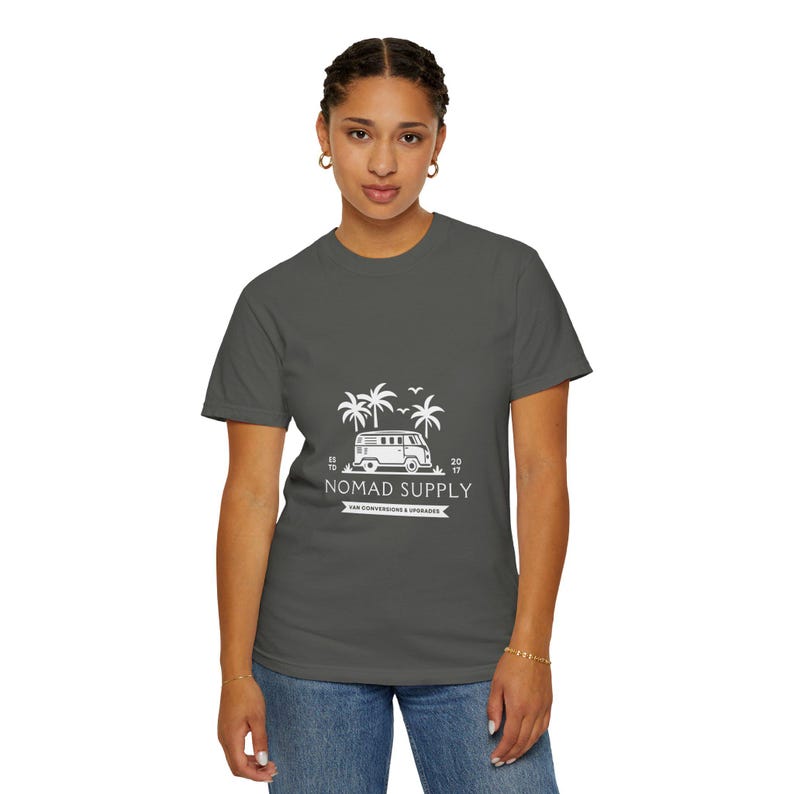 Nomad Supply Surf Van-T-shirt | Vintage Camper T-shirt met palmboom afbeelding 2