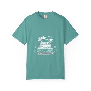 Nomad Supply Surf Van-T-shirt | Vintage Camper T-shirt met palmboom afbeelding 7