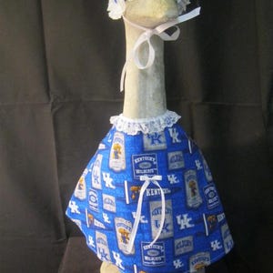 University of Kentucky Wildcats Goose Dress/Badgers/Goose Clothes/Concrete Goose/Lawn Goose/Lawn Geese/Outdoor Garden/Large Lawn Goose
