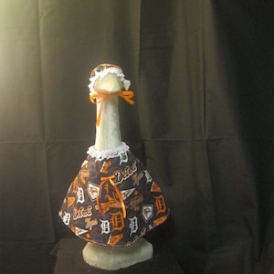 MLB/Detroit Tigers Goose Dress/Baseball Goose Clothes/Concrete Goose/Lawn Goose/Lawn Geese/Outdoor Garden/Large Lawn Goose/Sports