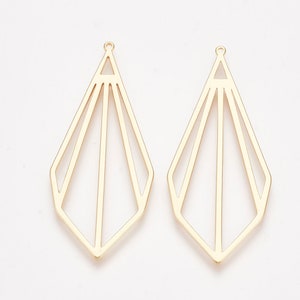 Op de afbeelding: Twee gouden metalen oorbelblanks in de vorm van een geometrische diamant met een open ontwerp. De blanks hebben een lus aan de bovenkant om oorbeldraden aan te bevestigen.
