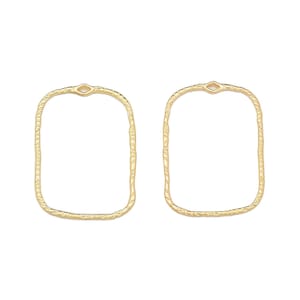 Puede incluir: Dos colgantes rectangulares dorados con bordes texturizados y un pequeño detalle en forma de diamante en la parte superior. Los colgantes se muestran sobre un fondo blanco, destacando su intrincado diseño y acabado metálico. Adecuado para la creación de joyas.