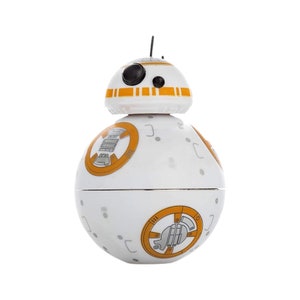 Op de afbeelding: Een witte BB-8 droidfiguur met oranje en grijze details. De bolvormige behuizing heeft oranje cirkelvormige ontwerpen en grijze accenten. Het bovenste gedeelte heeft een zwart oog en oranje strepen. Een kleine antenne steekt uit de bovenkant.