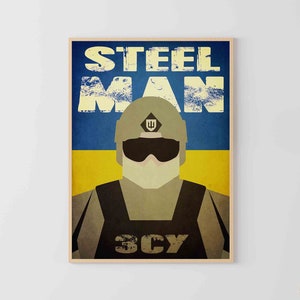 Puede incluir: Un póster de estilo vintage con el texto "STEEL MAN" en letras blancas y negritas. El póster presenta una imagen estilizada de un soldado con casco y un fondo azul y amarillo, que recuerda a la bandera ucraniana. El texto "ЗСУ" está impreso en negro en la parte inferior del póster.