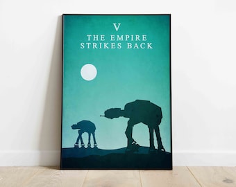 Może przedstawiać: Oprawiony plakat z turkusowo-niebieskim gradientem tła i białym księżycem. Plakat wyświetla tekst "V THE EMPIRE STRIKES BACK" i sylwetki dwóch AT-AT walkerów. Plakat jest wyświetlany na drewnianej podłodze.