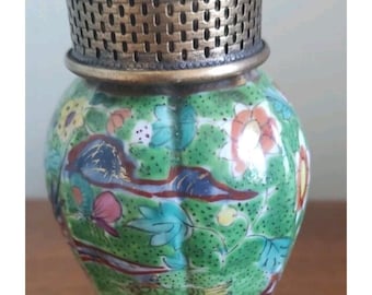 Antik kinesisk porslins-tändare i vas med grön Famille Rose-motiv, mitten av 20-talet. Märkt