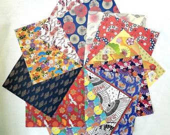 Puede incluir: Un conjunto de 10 hojas de papel de origami de colores con varios patrones florales y geométricos. El papel está doblado en forma de estrella, mostrando los diferentes diseños.