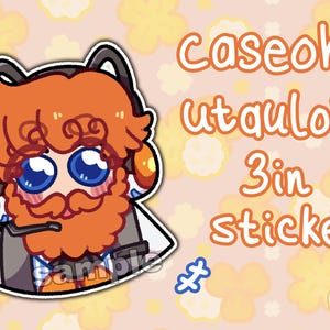 Könnte beinhalten: Ein 7,6 cm großer Aufkleber mit einer Cartoonfigur mit orangefarbenem Haar, Bart und blauen Augen, die ein Headset trägt. Der Aufkleber trägt den Text "caseoh utquloid 3in sticker" in Orange. Der Hintergrund ist ein Blumenmuster.