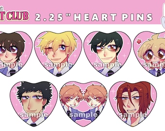Könnte beinhalten: Acht herzförmige Pins mit einem Durchmesser von 2,25 Zoll, die Anime-Charaktere aus dem Ouran High School Host Club zeigen. Die Pins befinden sich auf einem rosa Hintergrund mit weißem Text, der "OURAN High School HOST CLUB 2.25" HEART PINS" lautet.