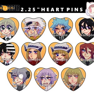 Op de afbeelding: Set van 10 hartvormige pinnen met personages uit de anime Soul Eater. Elke pin is 5,7 cm in diameter en heeft een ander personage met een unieke uitdrukking. De pinnen zijn geel met een zwarte omtrek en een witte hartvorm in het midden.