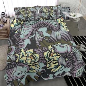 Pode incluir: Um conjunto de roupa de cama com fundo verde escuro que apresenta um padrão repetitivo de peixes koi estilizados e desenhos florais em tons de roxo, azul, amarelo e branco.
