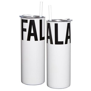 Op de afbeelding: Twee roestvrijstalen bekers met witte deksels en zwarte rietjes. De bekers hebben de woorden "FALA" en "ALA" in het zwart erop gedrukt.