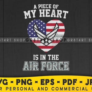 Könnte beinhalten: Grafikdesign mit einem Herzen, das in zwei Hälften geteilt ist: eine mit der amerikanischen Flagge und die andere mit dem Air Force-Emblem. Der Text lautet: "A PIECE OF MY HEART IS IN THE AIR FORCE."