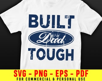 Puede incluir: Camiseta blanca con las palabras "BUILT Dad TOUGH" en letras azul marino desgastadas. La palabra "Dad" está dentro de un óvalo azul marino. Debajo, las palabras "SVG - PNG - EPS - PDF FOR COMMERCIAL & PERSONAL USE".