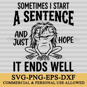 Può includere: Un design grafico nero su sfondo grigio chiaro a righe con il disegno di una rana dagli occhi sgranati e i capelli arruffati. Il testo recita: SOMETIMES I START A SENTENCE AND JUST HOPE IT ENDS WELL. Sotto: SVG-PNG-EPS-DXF.