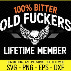 Op de afbeelding: Zwart grafisch ontwerp met de tekst "100% BITTER OLD FUCKERS LIFETIME MEMBER" in wit en oranje. Een schedel met vleugels is gecentreerd. De onderste banner luidt "COMMERCIAL AND PERSONAL USE ALLOWED".