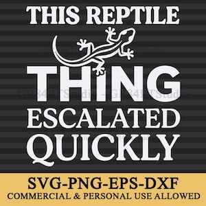 Op de afbeelding: Een digitaal grafisch ontwerp met het witte silhouet van een hagedis boven de dikgedrukte witte tekst THIS REPTILE THING ESCALATED QUICKLY, op een zwarte achtergrond met horizontale strepen en een beige onderste banner met SVG-PNG-EPS-DXF.