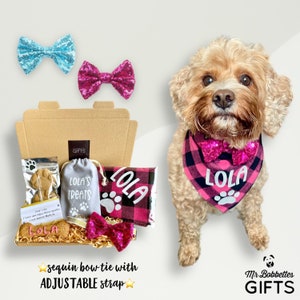 Puede incluir: Una caja de regalo para perros con una bandana rosa y negra con el nombre "LOLA" y huellas de patas, una pajarita de lentejuelas rosa, una bolsa de golosinas para perros y una bandana para perros personalizada con el nombre "LOLA" en rosa.