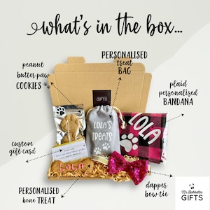 Puede incluir: Una caja de regalo llena de golosinas y accesorios para perros. La caja contiene una bolsa de golosinas personalizada, una bandana a cuadros, una golosina de hueso personalizada, una tarjeta de regalo personalizada y galletas de mantequilla de cacahuete con forma de pata. Los art&iacute;culos est&aacute;n todos en una caja de cart&oacute;n marr&oacute;n con las palabras "Mr. Bobbettes Gifts" en el lateral.