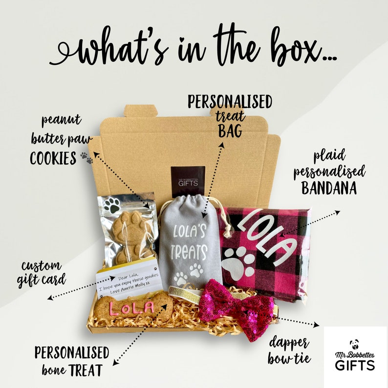 Puede incluir: Una caja de regalo llena de golosinas y accesorios para perros. La caja contiene una bolsa de golosinas personalizada, una bandana a cuadros, una golosina de hueso personalizada, una tarjeta de regalo personalizada y galletas de mantequilla de cacahuete con forma de pata. Los art&iacute;culos est&aacute;n todos en una caja de cart&oacute;n marr&oacute;n con las palabras "Mr. Bobbettes Gifts" en el lateral.