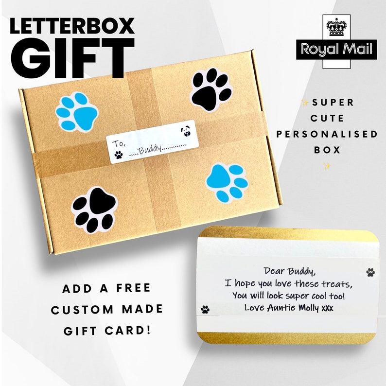 Puede incluir: Una caja de cart&oacute;n marr&oacute;n con un dise&ntilde;o de huella de pata. La caja est&aacute; etiquetada como "Letterbox Gift" y tiene un mensaje personalizado que dice "To, .....Buddy". La caja est&aacute; decorada con pegatinas de huellas de pata azules y negras. Se incluye una tarjeta dorada con un mensaje blanco. La tarjeta dice "Querido Buddy, espero que te encanten estas golosinas, &iexcl;Te ver&aacute;s s&uacute;per genial tambi&eacute;n! Con cari&ntilde;o, T&iacute;a Molly xxx".