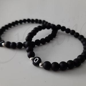 2 Personalisierte Partnerarmbänder in schwarz matt mit je einem Buchstaben - Perlenarmbänder - Freundschaftsarmbänder - Valentinstag