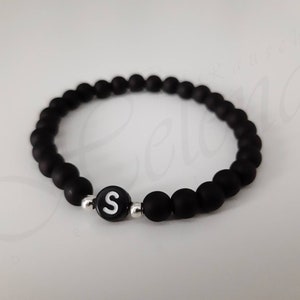 Personalisiertes Perlenarmband in schwarz matt mit einem Buchstaben - Partnerarmband - Freundschaftsarmband - Valentinstag - Geburtstag