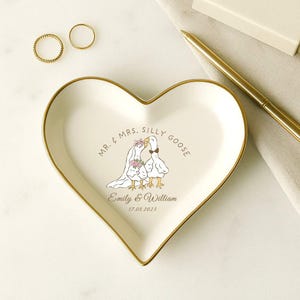 Mr. & Mrs. Silly Goose Ring Dish, Personalized Wedding Ring Holder, Custom Name Jewelry Tray, Heart Trinket Bowl, Couple Engagement Gift bild 2