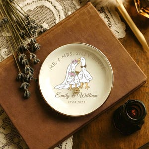 Mr. & Mrs. Silly Goose Ring Dish, Personalized Wedding Ring Holder, Custom Name Jewelry Tray, Heart Trinket Bowl, Couple Engagement Gift bild 3
