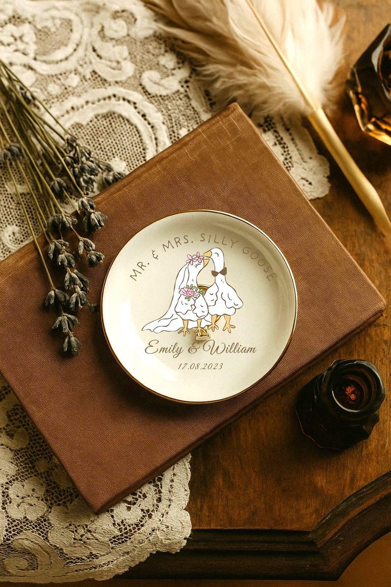 Mr. & Mrs. Silly Goose Ring Dish, Personalized Wedding Ring Holder, Custom Name Jewelry Tray, Heart Trinket Bowl, Couple Engagement Gift bild 3