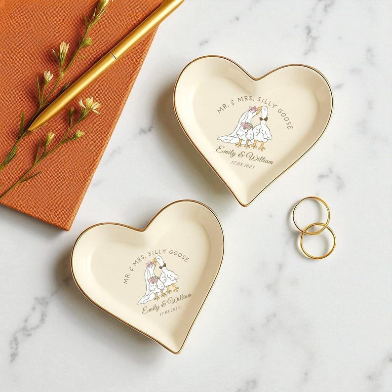Mr. & Mrs. Silly Goose Ring Dish, Personalized Wedding Ring Holder, Custom Name Jewelry Tray, Heart Trinket Bowl, Couple Engagement Gift bild 4
