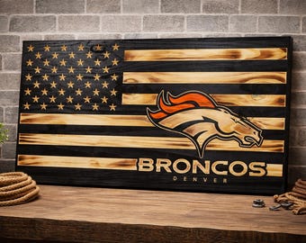 Decoración de pared con la bandera estadounidense de los Denver Broncos en madera, letrero rústico de madera de pino quemada.