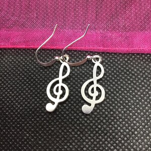 Treble clef pierced earrings silver tone music notes