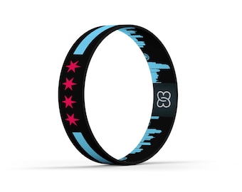 Könnte beinhalten: Schwarzes Silikonarmband mit einem blauen und weißen Design, das die Skyline von Chicago und sechs rote Sterne zeigt. Das Armband hat ein kleines Unendlichkeitszeichen in der Mitte.