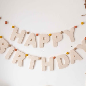 Happy Birthday Girlande aus Filz mit Filzkugeln, Partydeko für den Kindergeburtstag, Geburtstagsdeko
