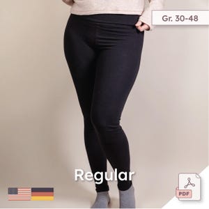 以下が含まれることがあります： ハイウエストの黒いレギンス。「Regular」の文字が画像の下部に表示されています。サイズ範囲はGr. 30-48です。アメリカとドイツの国旗が左下に表示されています。