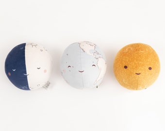 Joli coussin boule de velours - motifs terre, soleil, lune | Cosy et éducatif pour les chambres d'enfants