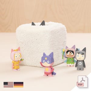 Peut inclure: Un ensemble de cinq figurines colorées de chats portant différents costumes. Les figurines sont debout sur une surface blanche et moelleuse. Les figurines comprennent un chat rose avec une couronne, un chat violet avec un costume de super-héros, un chat vert avec des ailes de fée, un chat gris avec un costume noir et blanc et un chat blanc avec un masque noir.