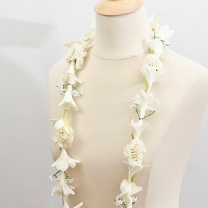 Lei hawaiana alla tuberosa con garofani bianchi (artificiale)