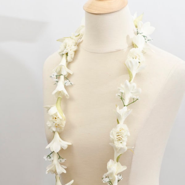 Hawaiianische Tuberose Lei mit weißen Nelken (Künstlich)