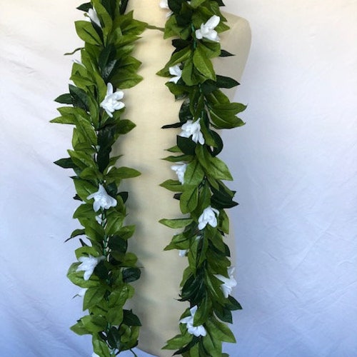 Collier Maile traditionnel avec tubéreuse blanche (artificiel)