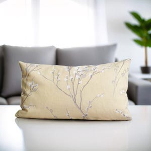 Jasnożółta poduszka, Pillo z kwiatowym wzorem, Poszewka na poduszkę Sakura, Poduszka z akcentem boho, Jasnożółta poszewka Euro, Przytulna poduszka lędźwiowa, Poduszka z akcentem