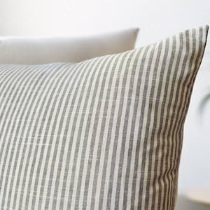 Gestreept linnen kussen, linnen sierkussen, grijs wit kussen, gezellig huisdecor, boho-bankkussen, kussen neutraal accent, lumbale structuur